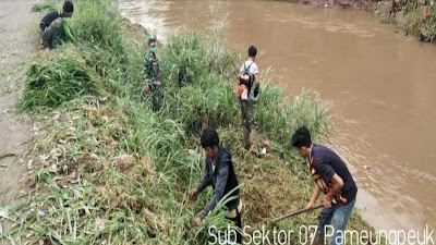 Satgas Sektor 21-7 Karya Bakti di Aliran Dan Bantaran Sungai Cisangkuy Sepanjang 150 Meter