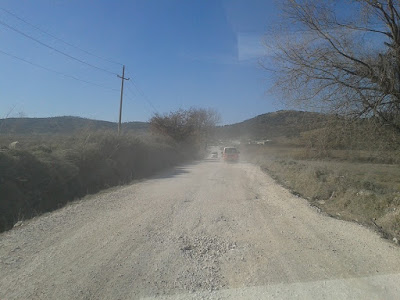 Il bitume di Selenizza e le strade distrutte