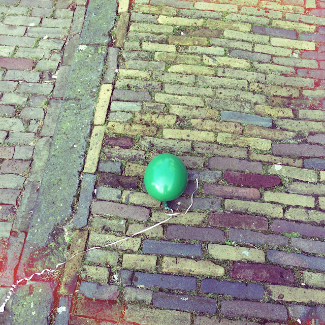 Losse ballon op de stoep. Hipstamatic: Chunky + Blanko Freedom13. Foto: Robert van der Kroft