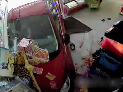ΣΟΚΑΡΙΣΤΙΚΟ ΒΙΝΤΕΟ: Μεθυσμένη 79χρονη μπήκε με το αμάξι σε μαγαζί και παρέσυρε 6χρονο