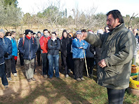 Responsable d'Eco Rebanyà comentant el funcionament dels horts ecològics