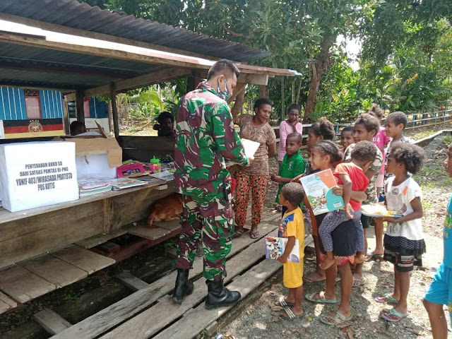 Peduli Pendidikan, Satgas Pamtas TNI Yonif 403/WP Bagikan Buku dan Alat Tulis ke Anak-Anak di Keerom Papua