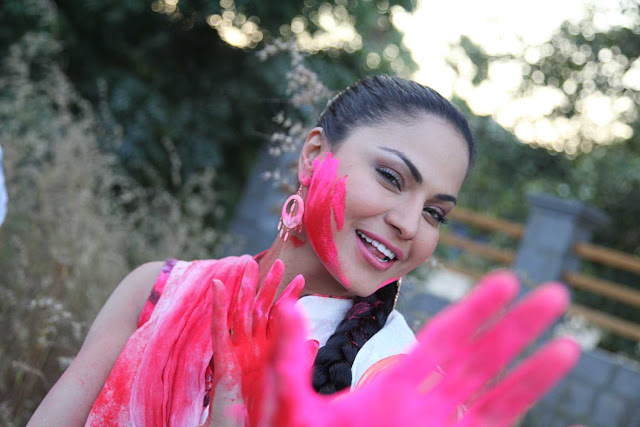 Veena Malik holi celebration 2013