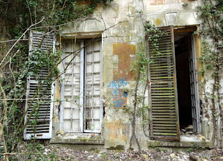 urbex-essonne-petit-chateau-rose-vieux-chateau-domaine-3-colonnes-jpg