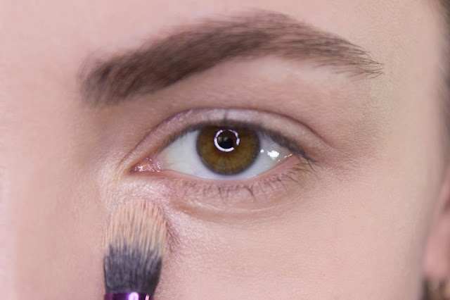 Fast glow-makeup. Step 4: under-eye concealer