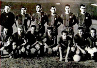 F. C. BARCELONA - Barcelona, España - Temporada 1960-61 - Ramallets, Olivella, Garay, Gracia, Vergés y Gensana; Claudio (cuidador), Kubala, Evaristo, Kocsis, Suárez, Villaverde y Mur (masajista) - F. C. BARCELONA 2 (Vergés y Evaristo), REAL MADRID C. F. 1 (Canario) - 23/11/1960 - Copa de Europa, 2ª ronda, partido de vuelta - Barcelona, Camp Nou - En la 6ª Copa de Europa el Madrid resultaba elminado por el Barsa