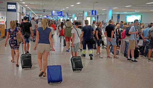 Κρήτη – Τουρισμός: Δεν πέφτει “καρφίτσα” στο νησί που βουλιάζει από επισκέπτες – Ρεκόρ στο αεροδρόμιο!