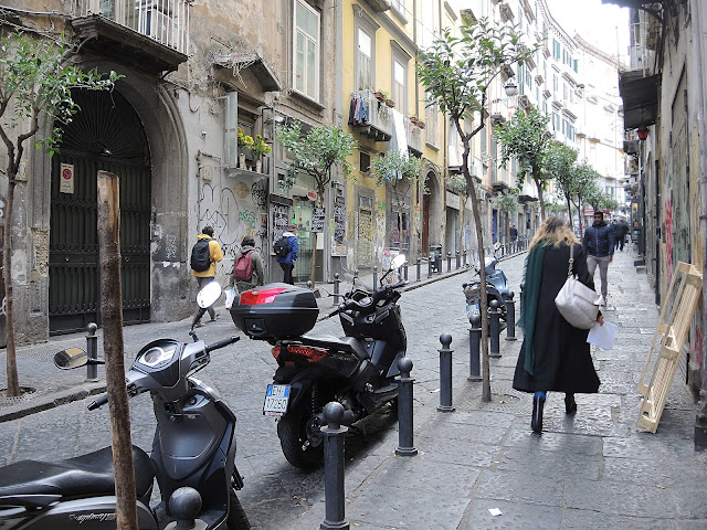 Napels: over handtassen en de via San Sebastian, Piazza Bellini en omgeving