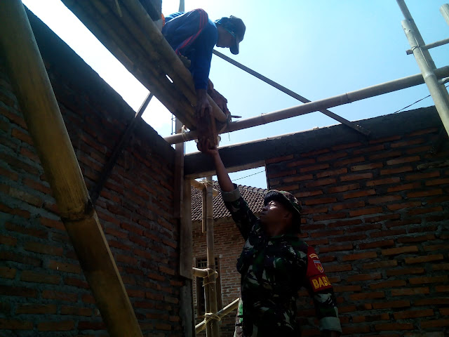 KodimKaranganyar – Kerja Nyata, Babinsa Koramil 01 Karanganyar Bantu Warga Bangun Rumah