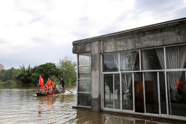 Community workers and volunteers delivered food and supplies to people in the Sichuan Province city of Neijiang this week.