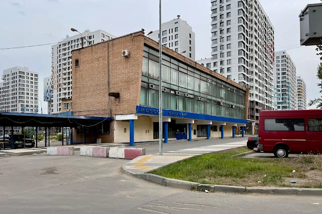 Корабельная улица, бывший Московский судостроительный и судоремонтный завод (МССЗ), бывший административный корпус 1966 года постройки