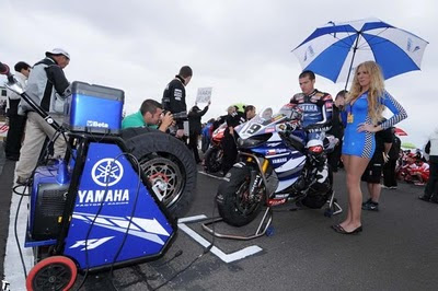 Download this Yamaha Racing Girl picture