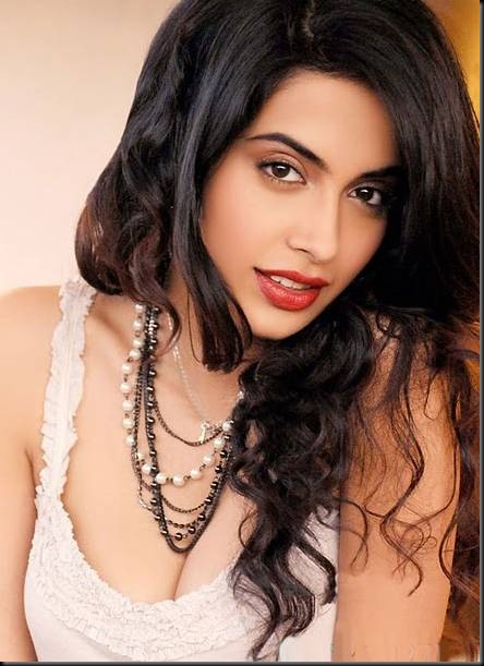 Sarah-Jane-Dias_1004