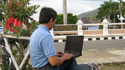 Sedang akses internet di aloon-aloon Pacitan