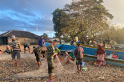 Bentuk Perhatian, Satgas Yonarmed 1 Kostrad Bantu Nelayan di Tepian Pulau Buru Siapkan Peralatan Sebelum Melaut