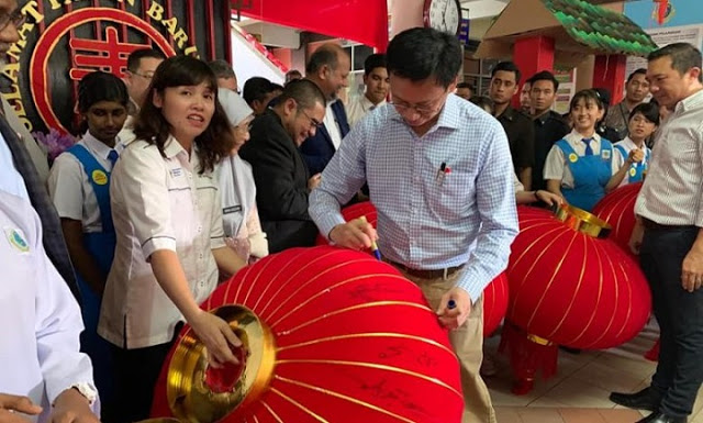 TPM, Menteri Lawat Sekolah Terima Aduan Perhiasan Melampau Tahun Baharu Cina