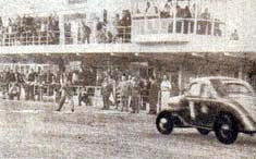 8 de agosto de 1953. Juan Gálvez gana por primera vez  en el Autódromo de Buenos Aires.