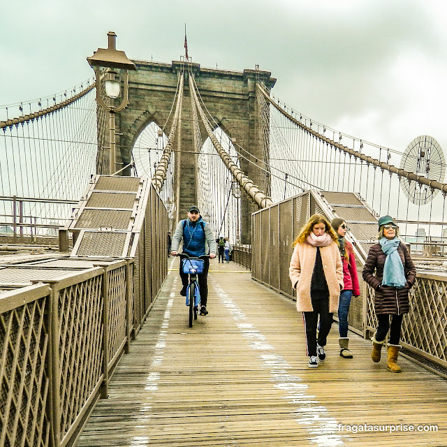 faixa de ciclistas na ponte do Brooklyn em Nova York