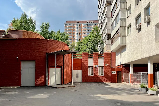улица Ляпидевского, дворы, жилой дом с пристройкой (построен в 1973 году)