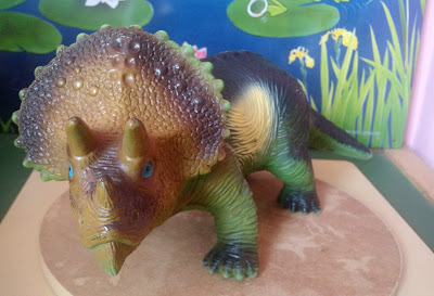 Miniatura de borracha do dinossauto triceratops verde - 30 cm de  comprimento  2005 Toy Major - R$ 25,00