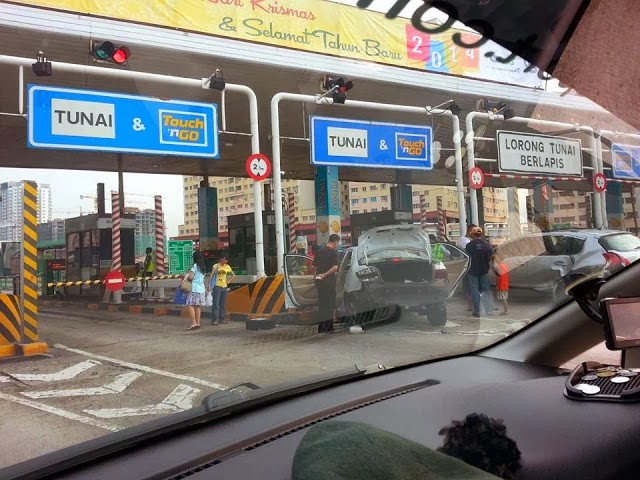 Kereta Kemalangan Ketika Berebut Masuk Tol