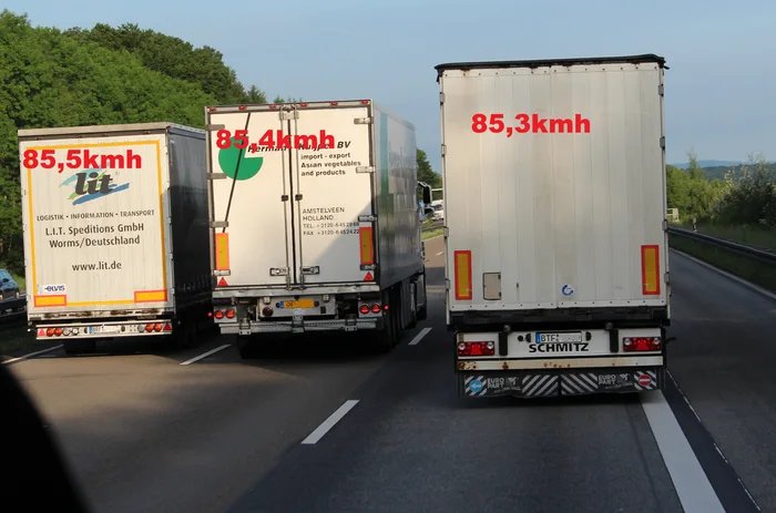 Drei LKWs auf deutscher Autobahn beim ueberholen Freizeit mit Freude: Entspannung, pur Alltag, Alltagsgott, Ausflug, Auto, Komische Begebenheiten des Lebens