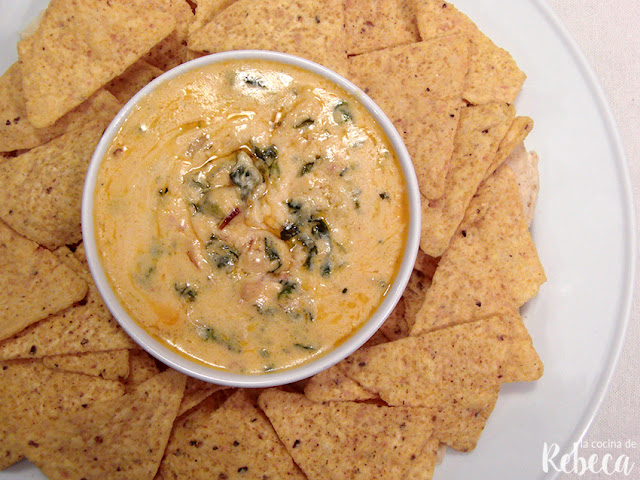 Nachos con salsa de queso