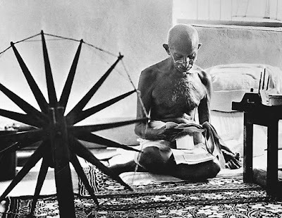 Foto Célebre : Gandhi en su rueca (1946)