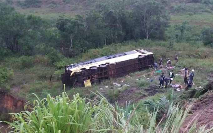 Acidente com ônibus deixa 28 feridos e um morto na Bahia