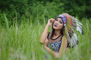 CONTOH POSE MODEL OUTDOOR TEMA INDIAN