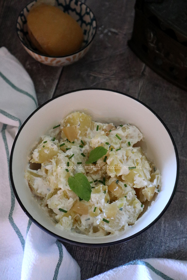 Patate con salsa di yogurt greco e limoni in conserva