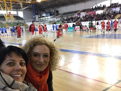 Las concejalas de Ciudadanos Rosa Luna y Ruth Santín en el partido del CB Ponferrada