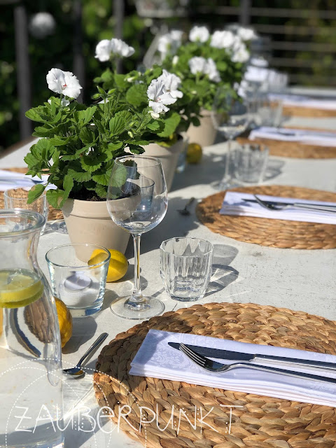 Mediterrane Tischdekoration mit Pelargonien, englisches Pelargonium, Geranien, Pelargonium for Europe, Sommer, Holidayfeelings at home