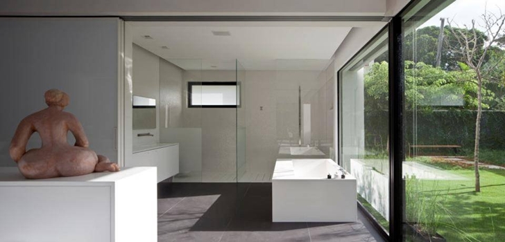 Bathroom in Modern Bauhaus Mansion In Israel 