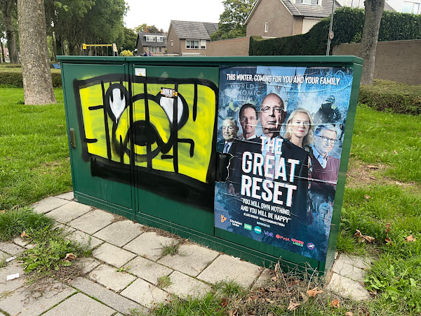 Graffiti naast Great Reset-affiche