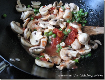 Tagliatelle alla boscaiola - adaugam ciupercile si sucul de rosii
