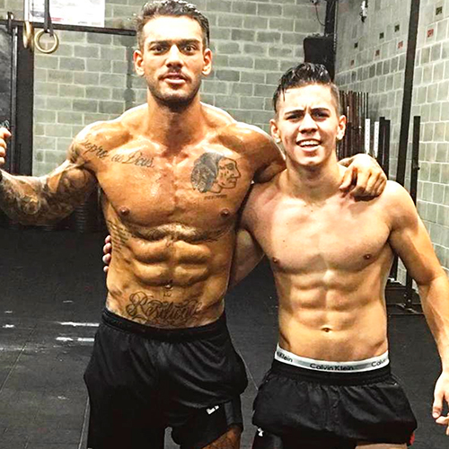 Cantores Biel e Lucas Lucco sem camisa exibindo corpo malhado no treino