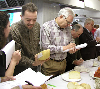 Ismael Diaz Yubero y Jordi Vidal, catando quesos