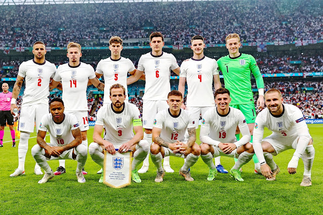 SELECCIÓN DE INGLATERRA. Temporada 2020-21. Kyle Walker, Kalvin Phillips, John Stones, Harry Maguire, Declan Rice, Jordan Pickford. Raheem Sterling, Harry Kane, Kieran Trippier, Mason Mount, Luke Shaw. SELECCIÓN DE ITALIA 1 SELECCIÓN DE INGLATERRA 1. En los penaltis, ITALIA 3 INGLATERRA 2. 11/07/2021. Eurocopa 2020, 16ª edición, final. Londres, Inglaterra, Reino Unido, estadio de Wembley. GOLES: 0-1: 2’, Luke Shaw. 1-1: 67’, Bonucci.