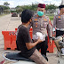 Satlantas Polres Tulang Bawang Barat dan Bhayangkari Bagi Takjil Gratis Kepada Pengguna Jalan