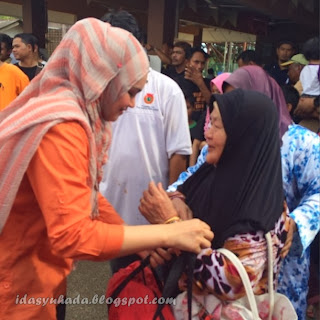 Gambar Datuk Siti Nurhaliza Membantu Mangsa Banjir Di Kuantan