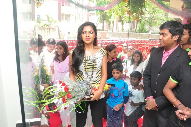 Amala Paul Inaugurates Green Trends Salon Launch Party New Picture navel show