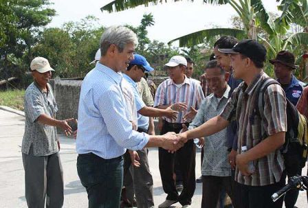 Macam-macam dan Ciri-ciri Interaksi Sosial - Kita Punya