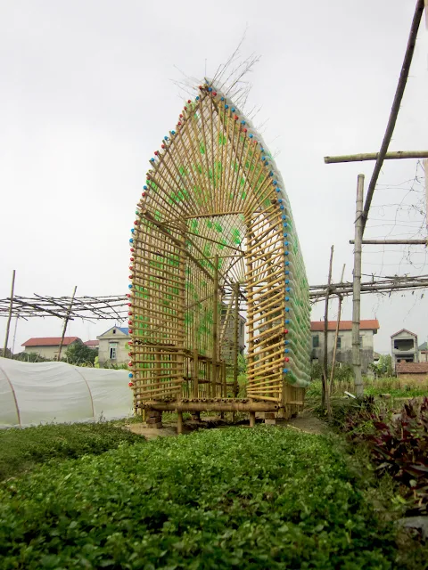 Rumah kebun unik dari botol bekas dan bambu