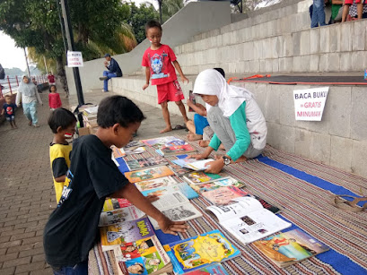 perpustakaan keliling Lyceum di jembatan kaca