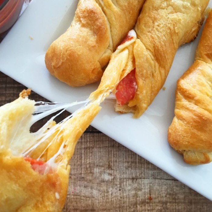 HOMEMADE PEPPERONI PIZZA TWISTS MADE WITH CRESCENTS #dinnerideas #kidsdinner