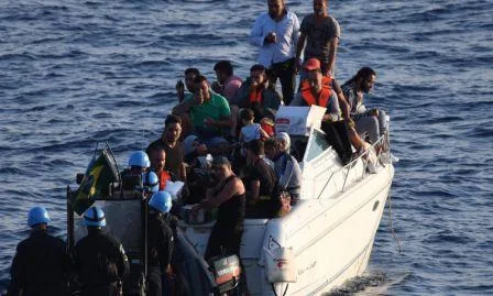 Barco que levava sírios para o Chipre ficou à deriva por três dias, devido à falta de combustível. Foto: Ministério da Defesa