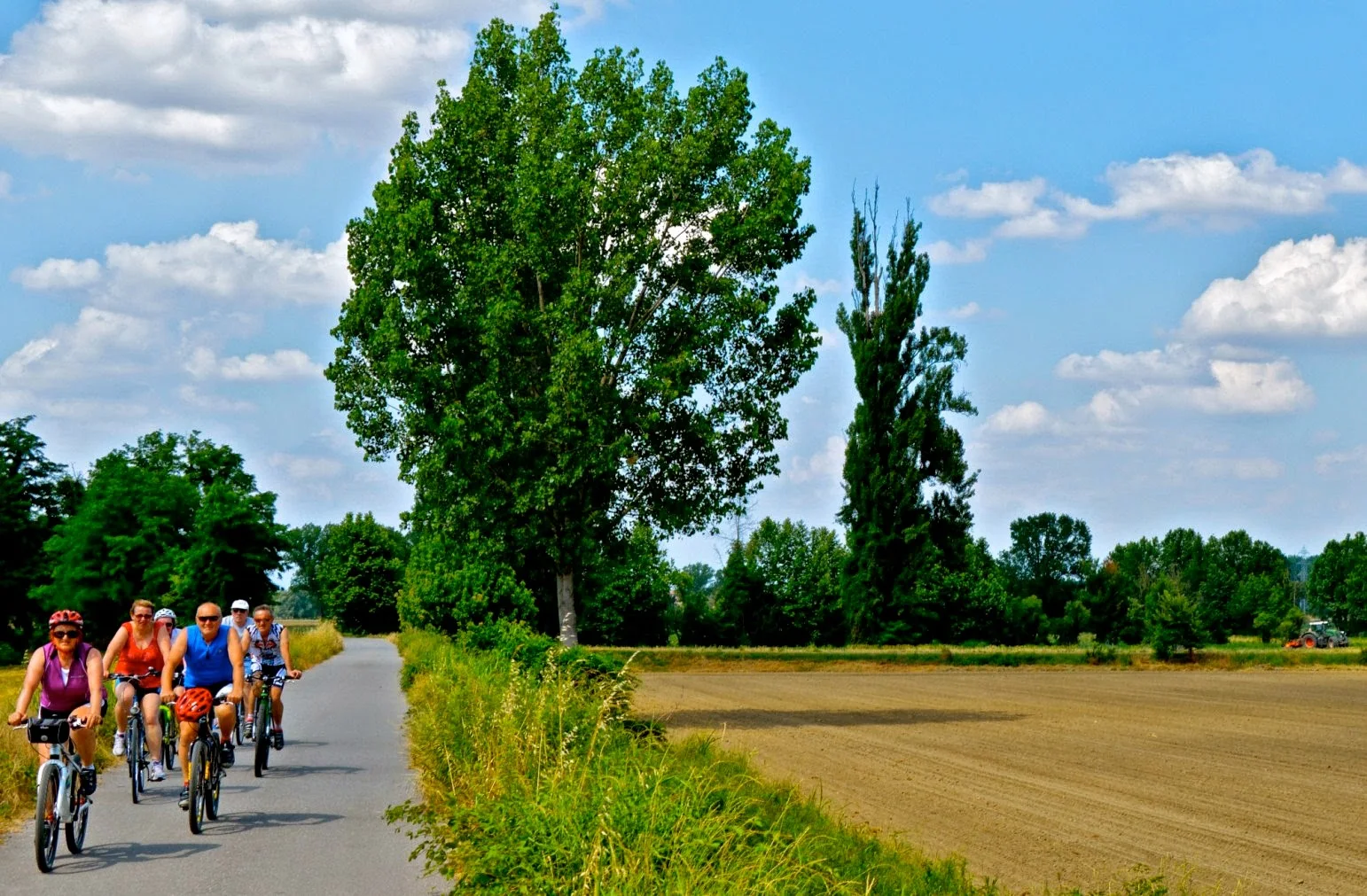 Via Lattea  Viaggio alla scoperta della campagna lombarda a piedi o in bicicletta   17 Maggio / 25 Ottobre 2015