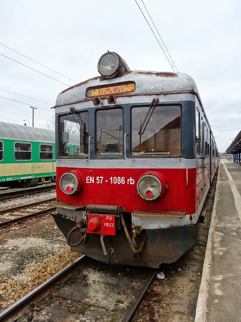 EN57-1086 czyli popularny Kibel na stacji Kielce.