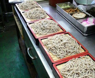 ざるそばには、焼き海苔をかけないで、新そばの香りを楽しんで頂く。